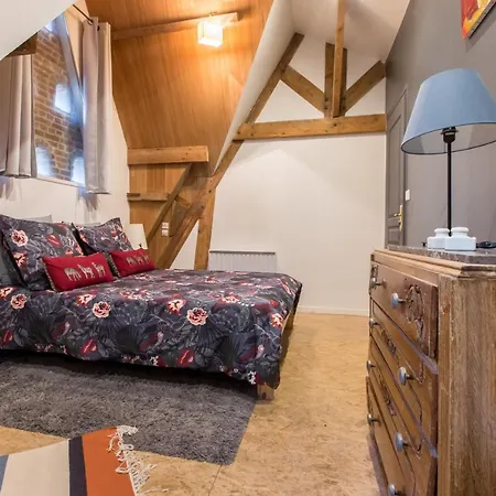 Le Pigeonnier, Et Croix